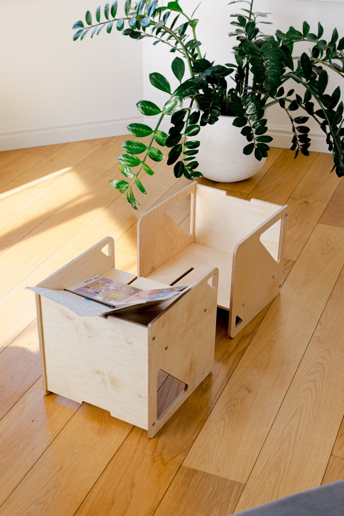 Ljóst 2in1 Cube sett með geymsluplássi og barni í leik