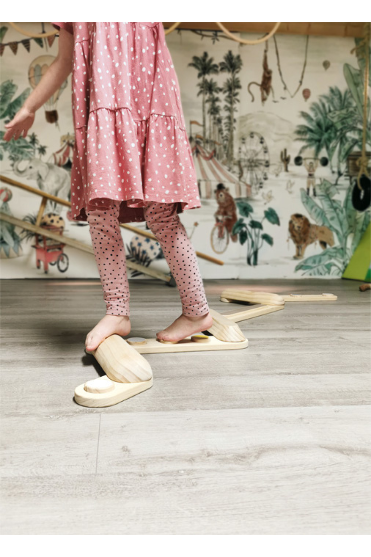 Barn að stíga á tréjafnvægisslá í leikrými, Adventure White Noise