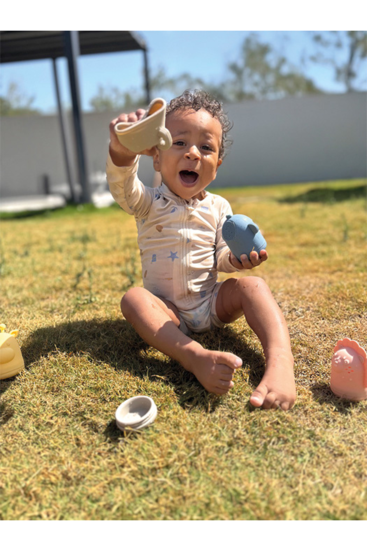 Barn úti að halda á sílíkon apa baðleikfangi.