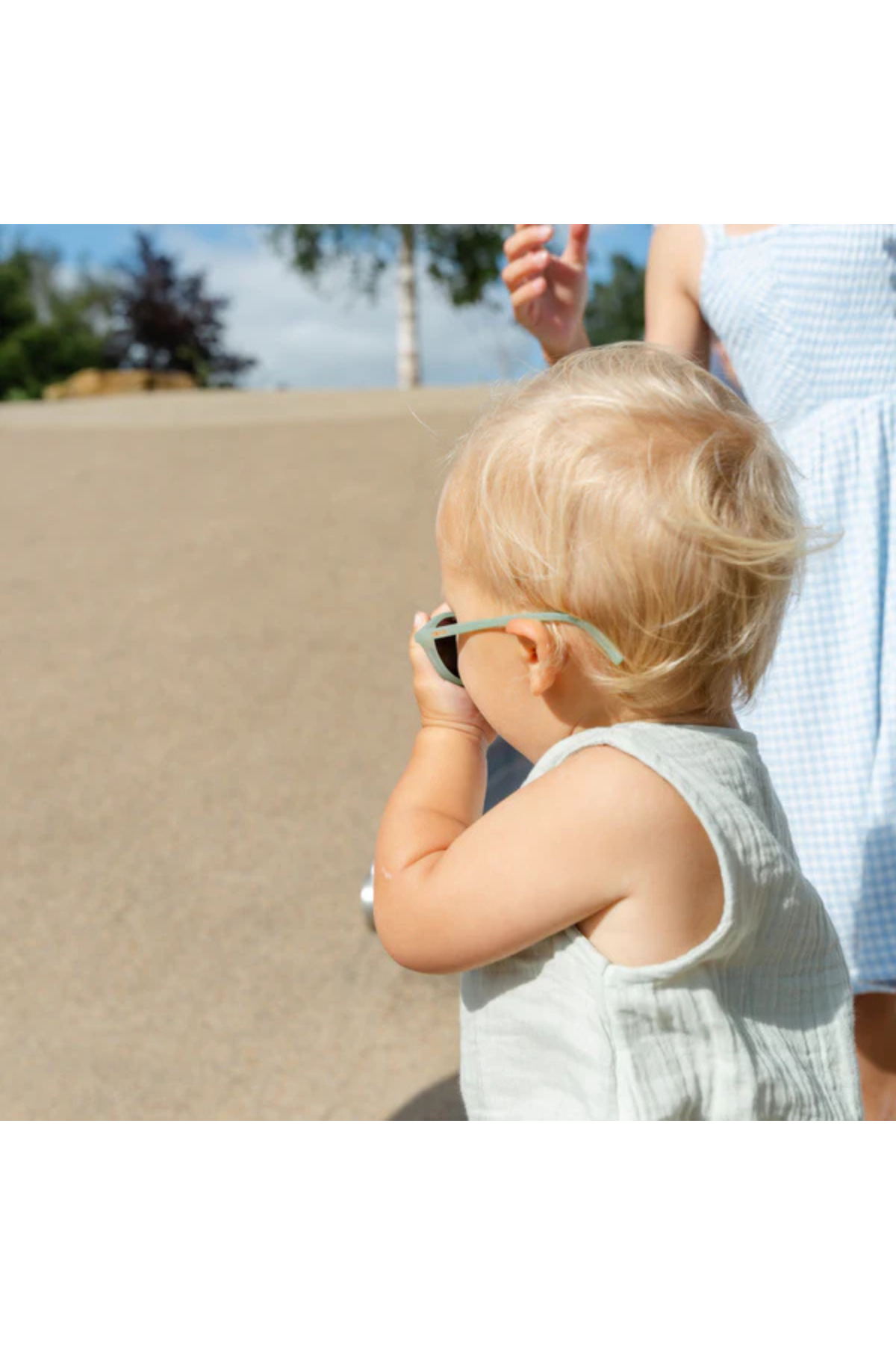 Lítið barn með Leosun sólgleraugu utandyra á strönd eða í sandi