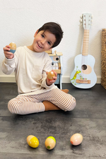 Barn að leika sér með egg hristara úr við – Small Foot tónlistarleikfang