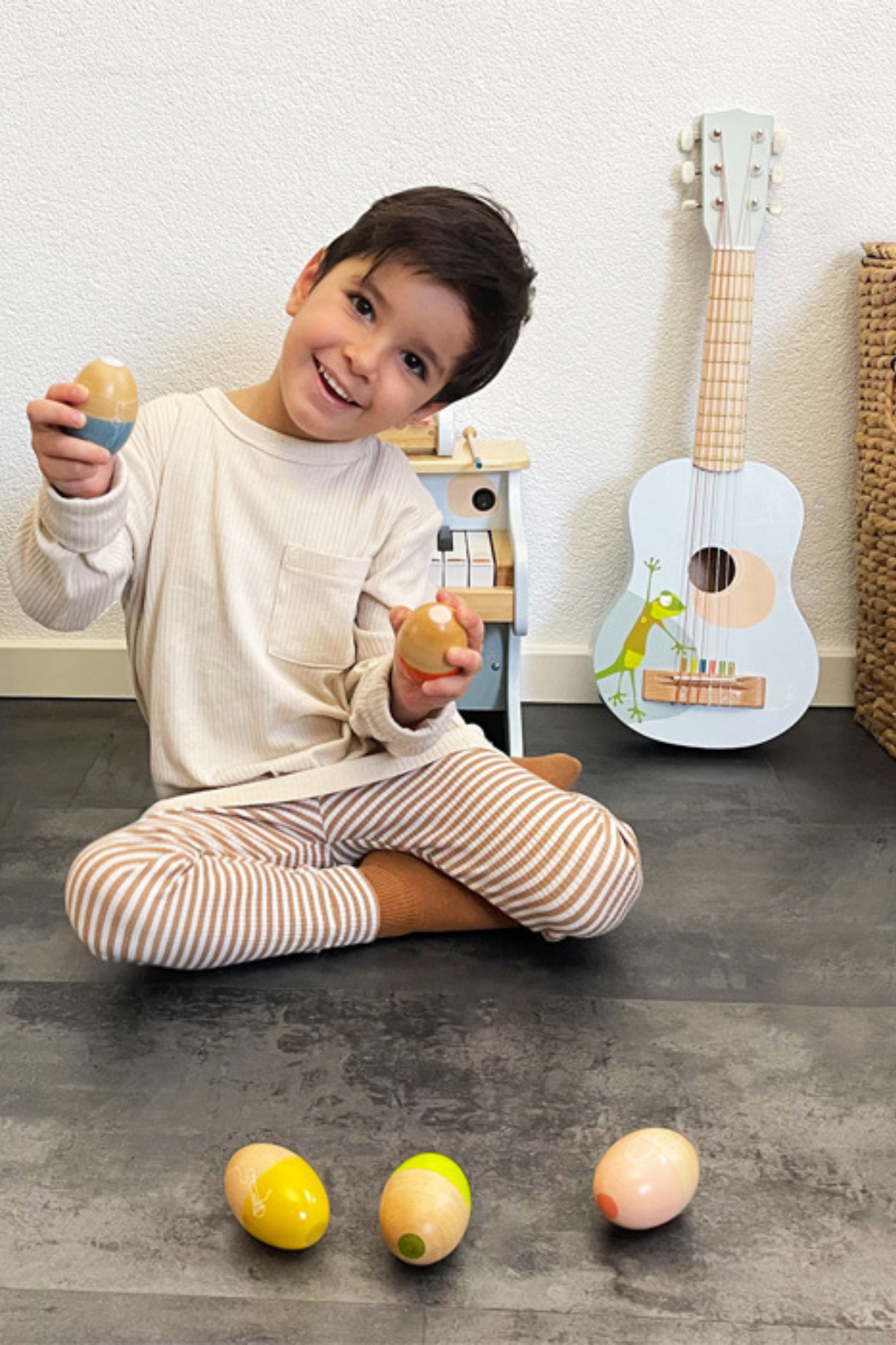 Barn að leika sér með egg hristara úr við – Small Foot tónlistarleikfang