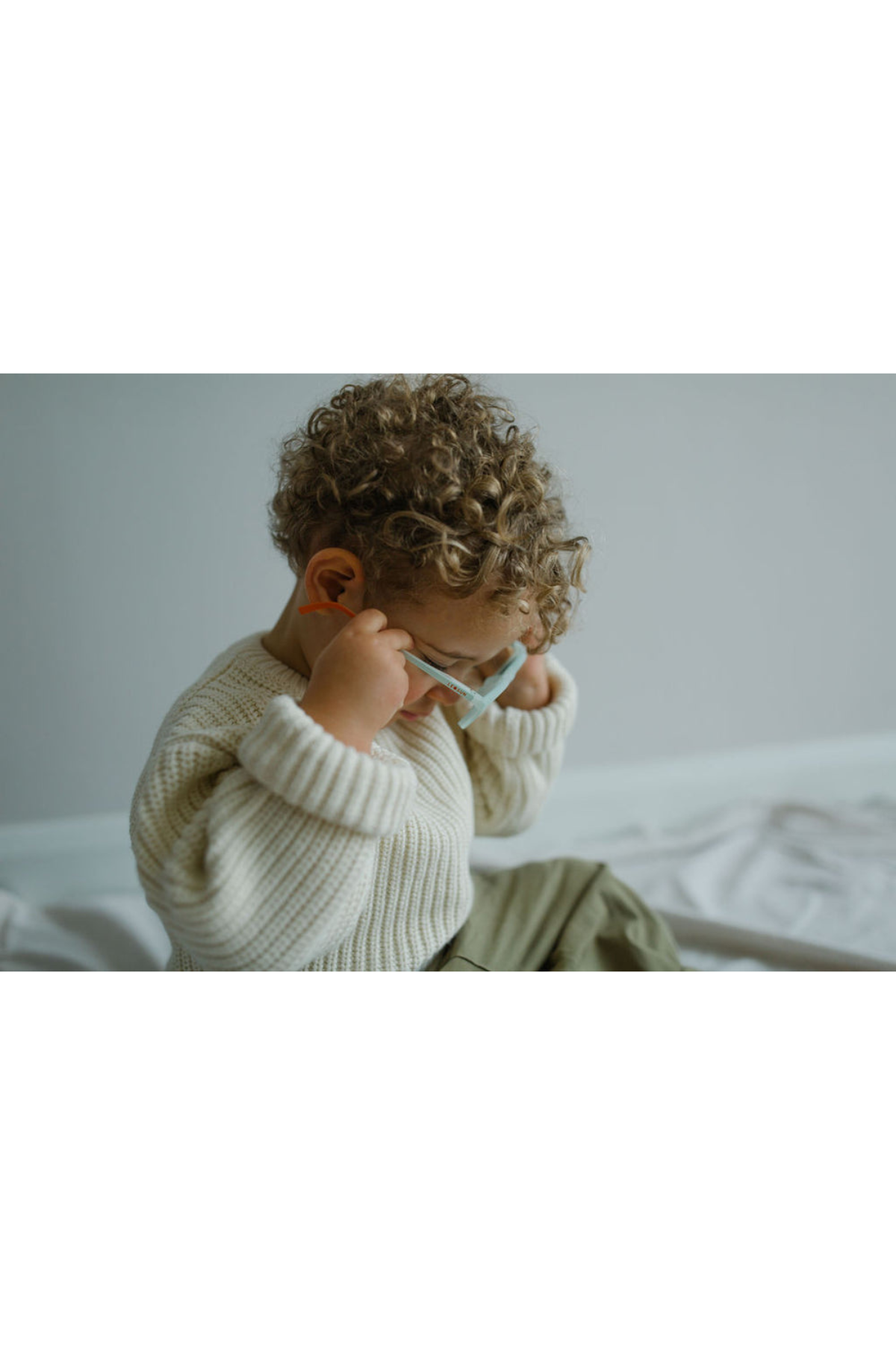 Barn með Leosun barnasólgleraugu í mjúkri og náttúrulegri stemningu