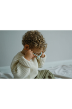 Barn með Leosun barnasólgleraugu í mjúkri og náttúrulegri stemningu