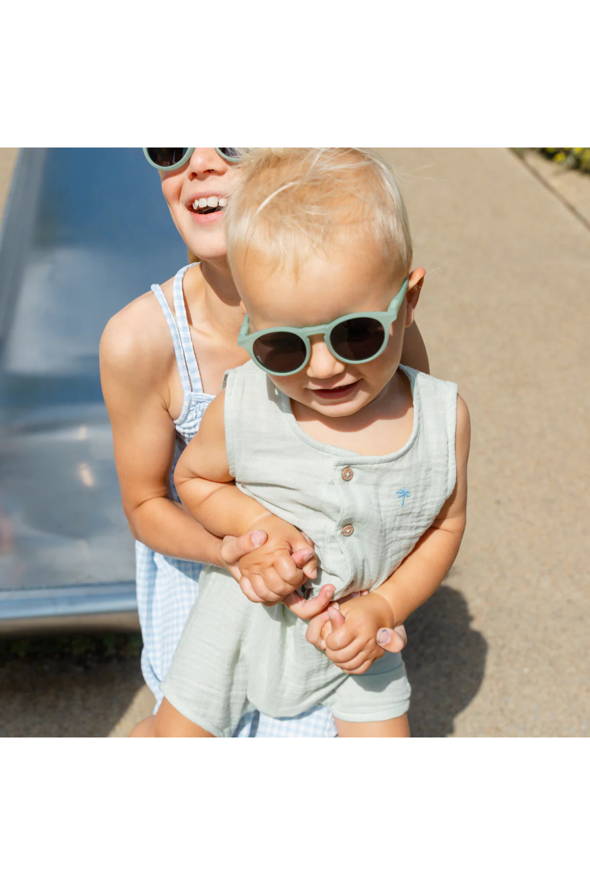 Barn með Leosun sólgleraugu fyrir 0-2 ára í björtu umhverfi