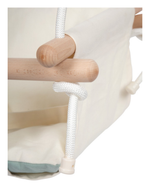 Nærmynd af festingu og sæti á barna rólu úr við