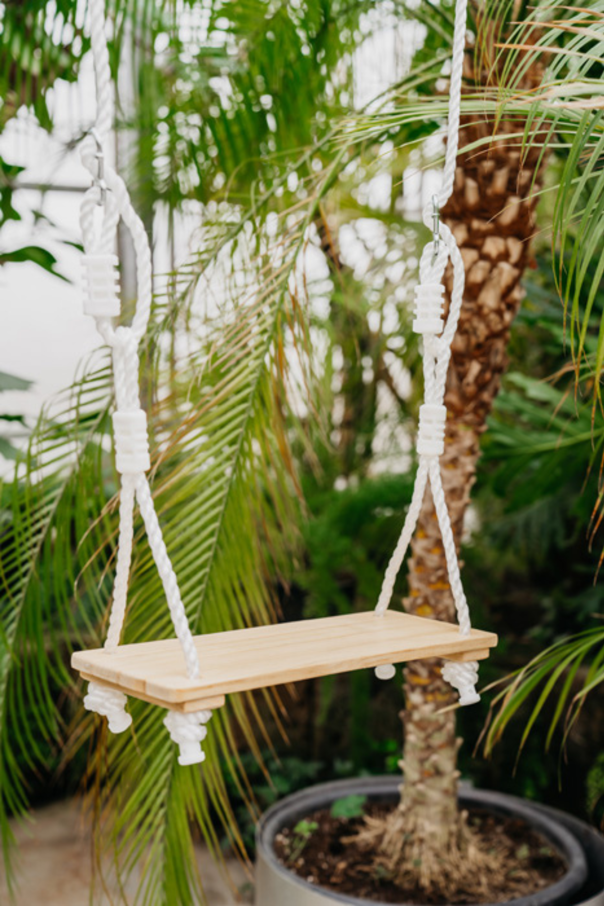 3in1 róluset uppsett utandyra með viðarsæti í grænu umhverfi