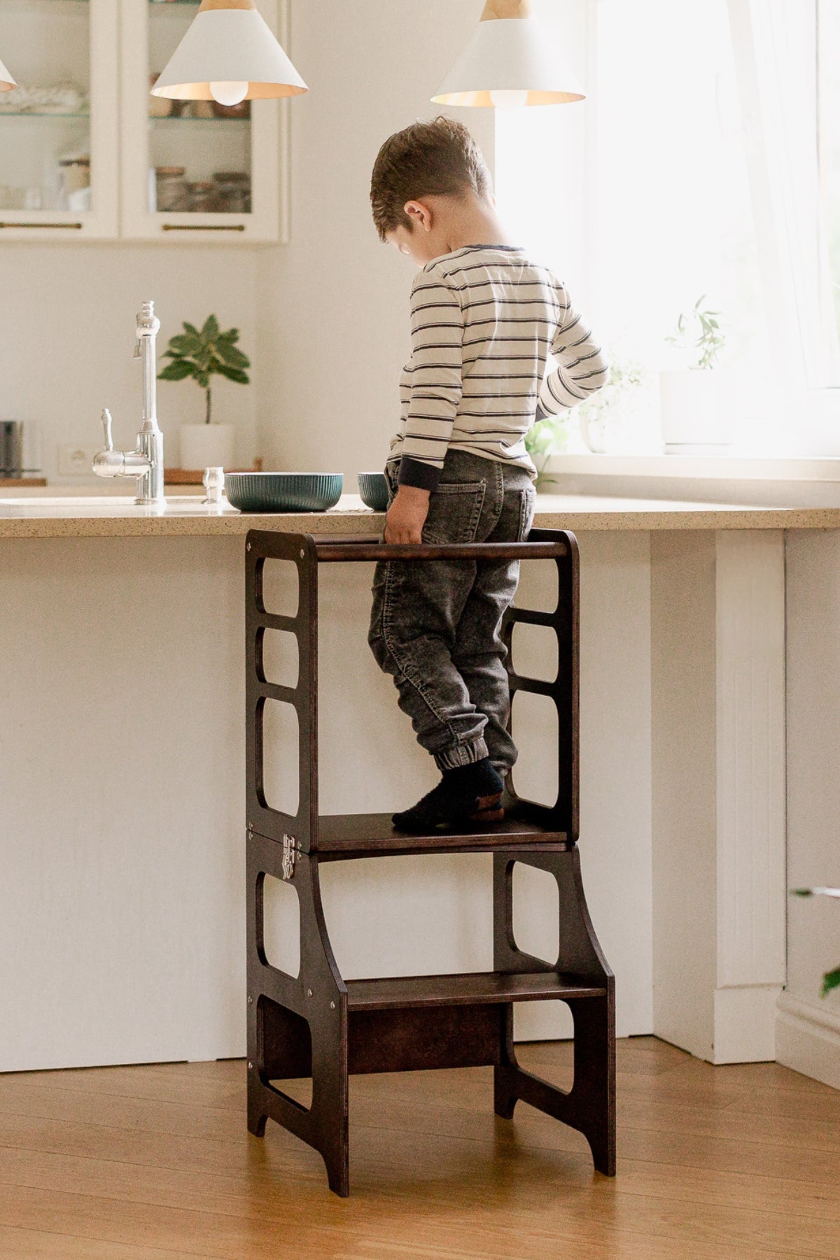 Barn að nota Mid-Century 2in1 hjálparturn í espresso brown við eldhúsbekk