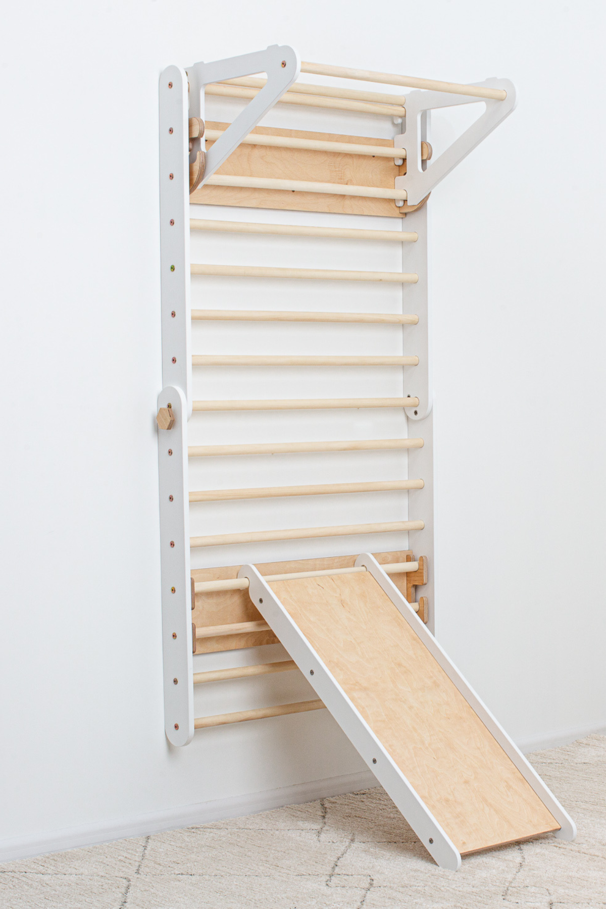 Hvítur Pikler þríhyrningur með veggfestingu og rennibraut – örugg leiklausn fyrir börn