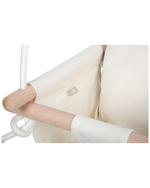 Nærmynd af viðararmi og festingu á barna rólu