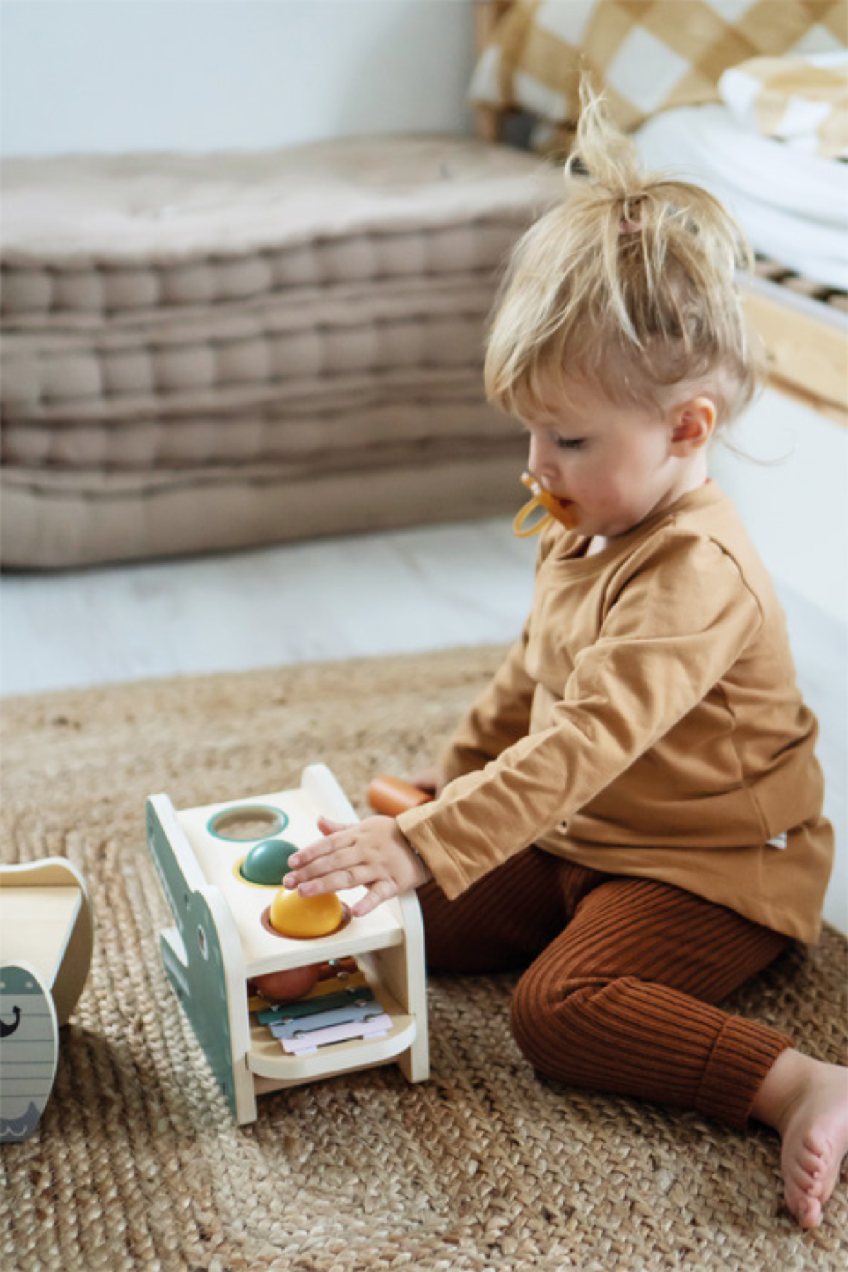 Barn að leika með Sílófón frá Small Foot