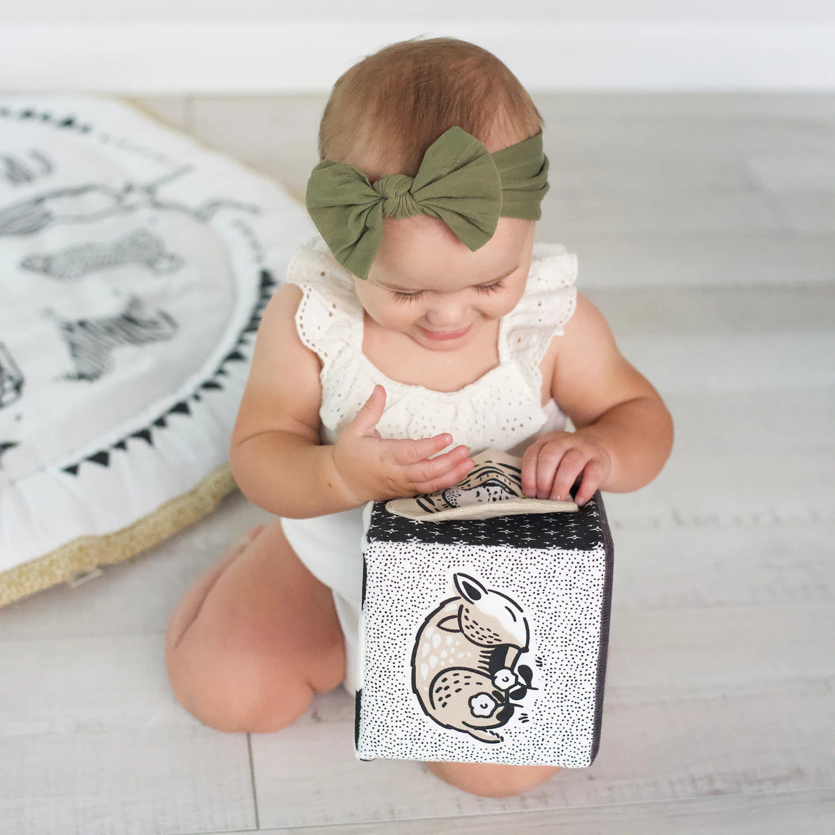 Barn að leika með Skynkubbinn frá Wee Gallery