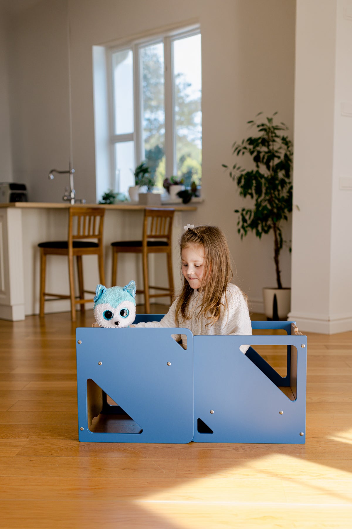 Blátt 2in1 Cube sett með barni að leika sér á gólfi