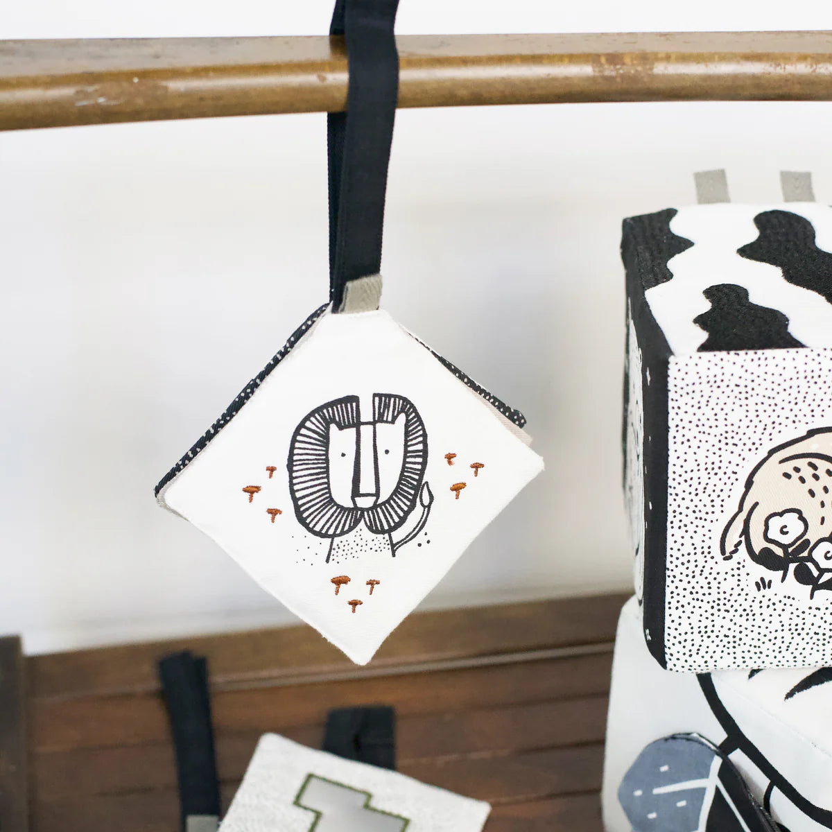 Mjúk bjók me skrjáf hljóðum og spegli hangandi