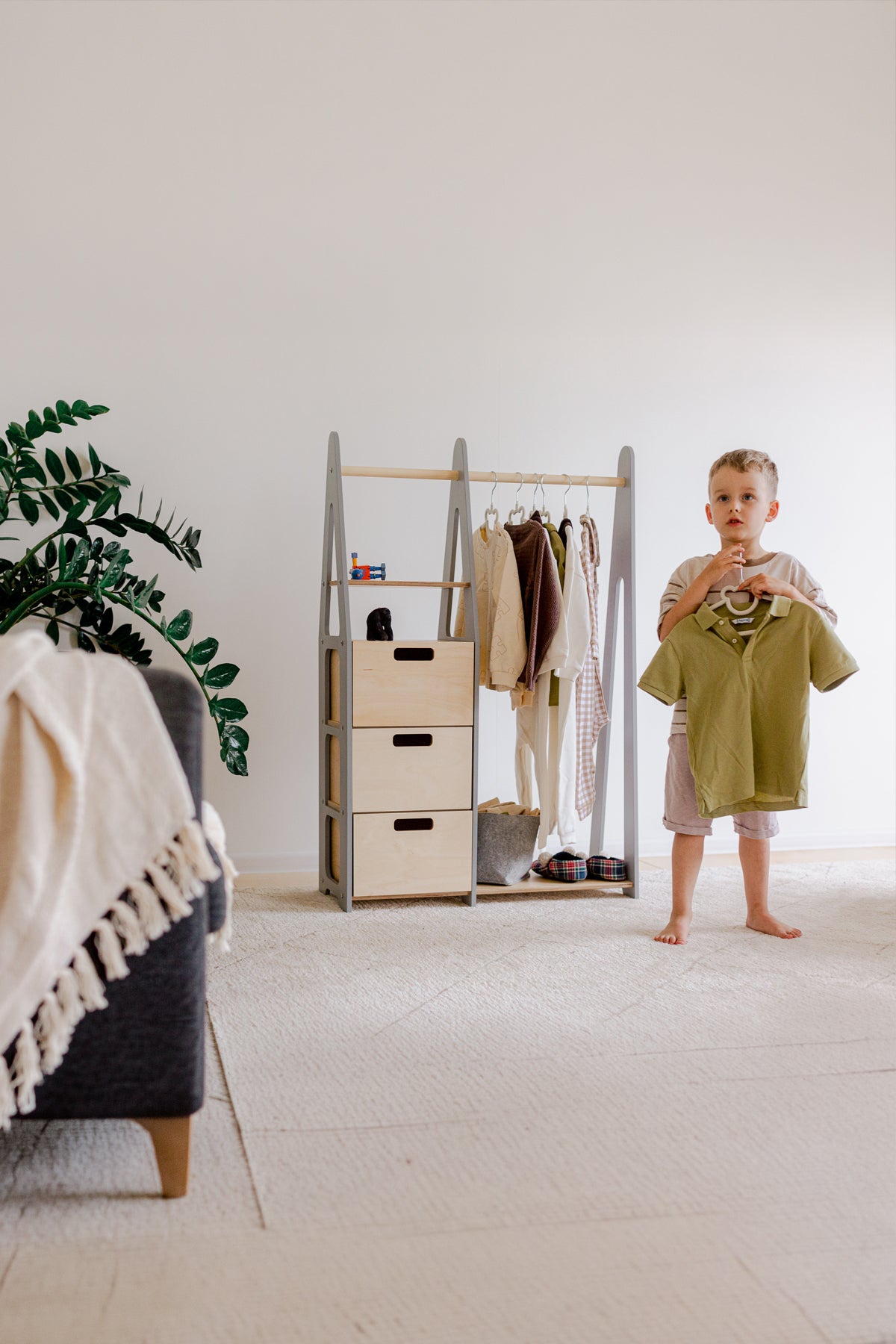 Montessori fataskápur í barnaherbergi með opnum fatastandi