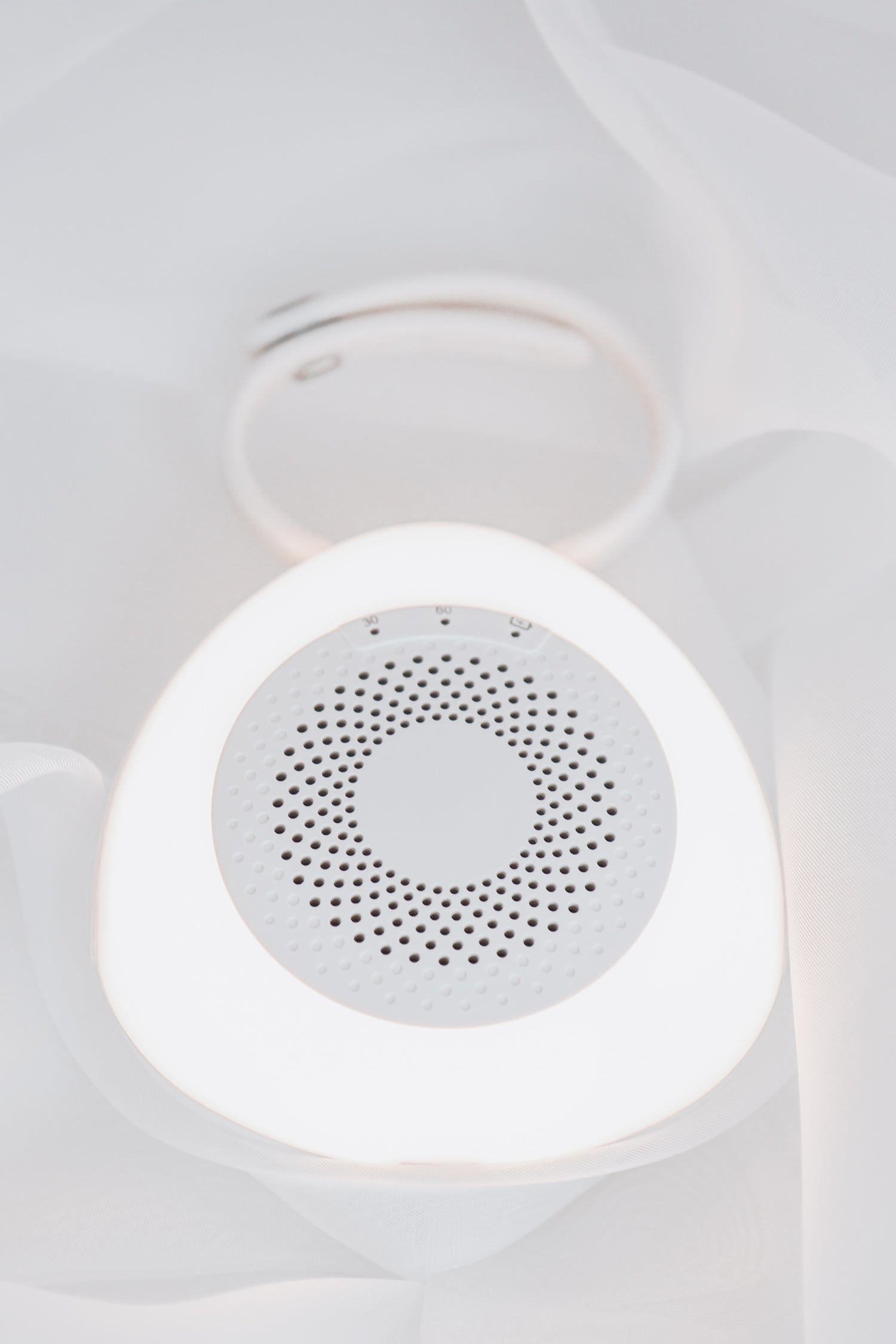 White Noise tæki með hringbandi, ljós kveikt og tímastillingar sýnilegar