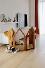 ZigZag+ hús fyrir barnaherbergi – barn að leika í Montessori viðarhúsi