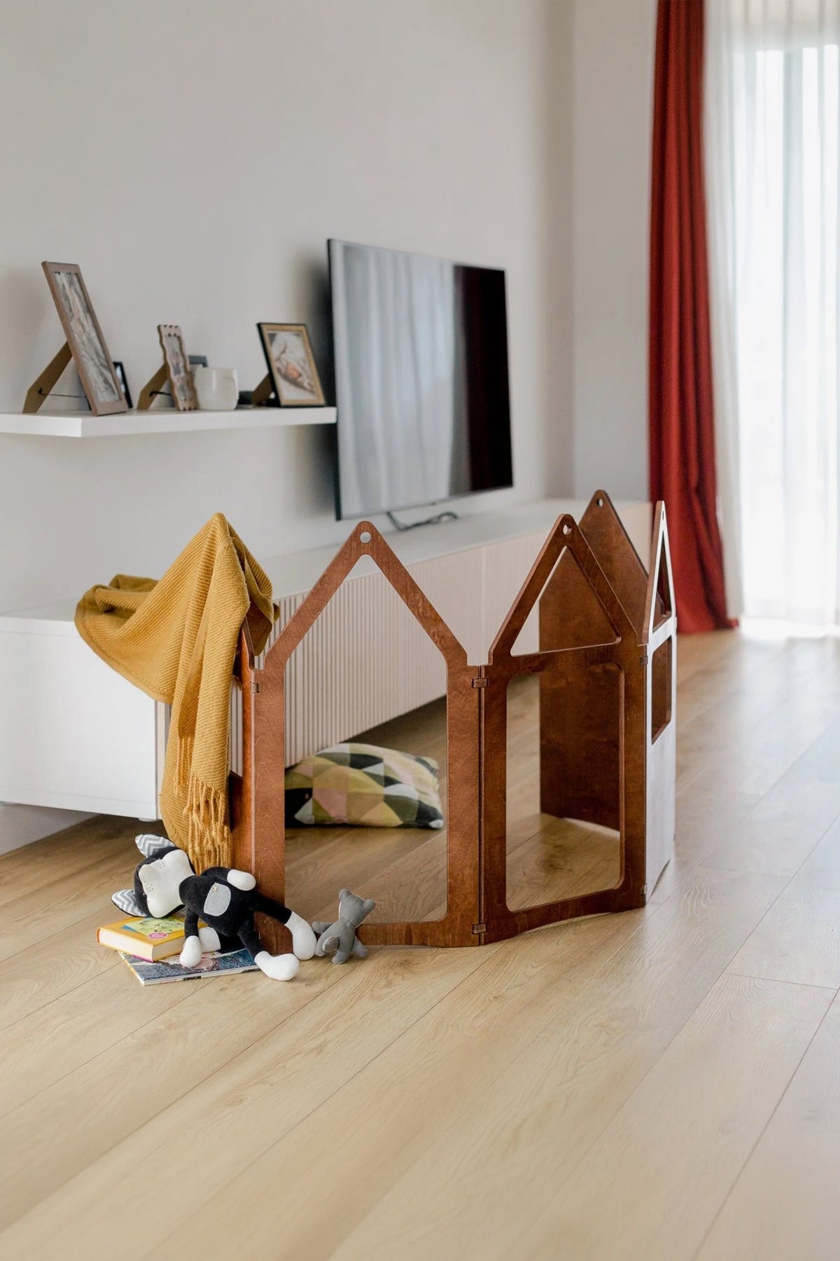 ZigZag+ hús fyrir barnaherbergi – barn að leika í Montessori viðarhúsi