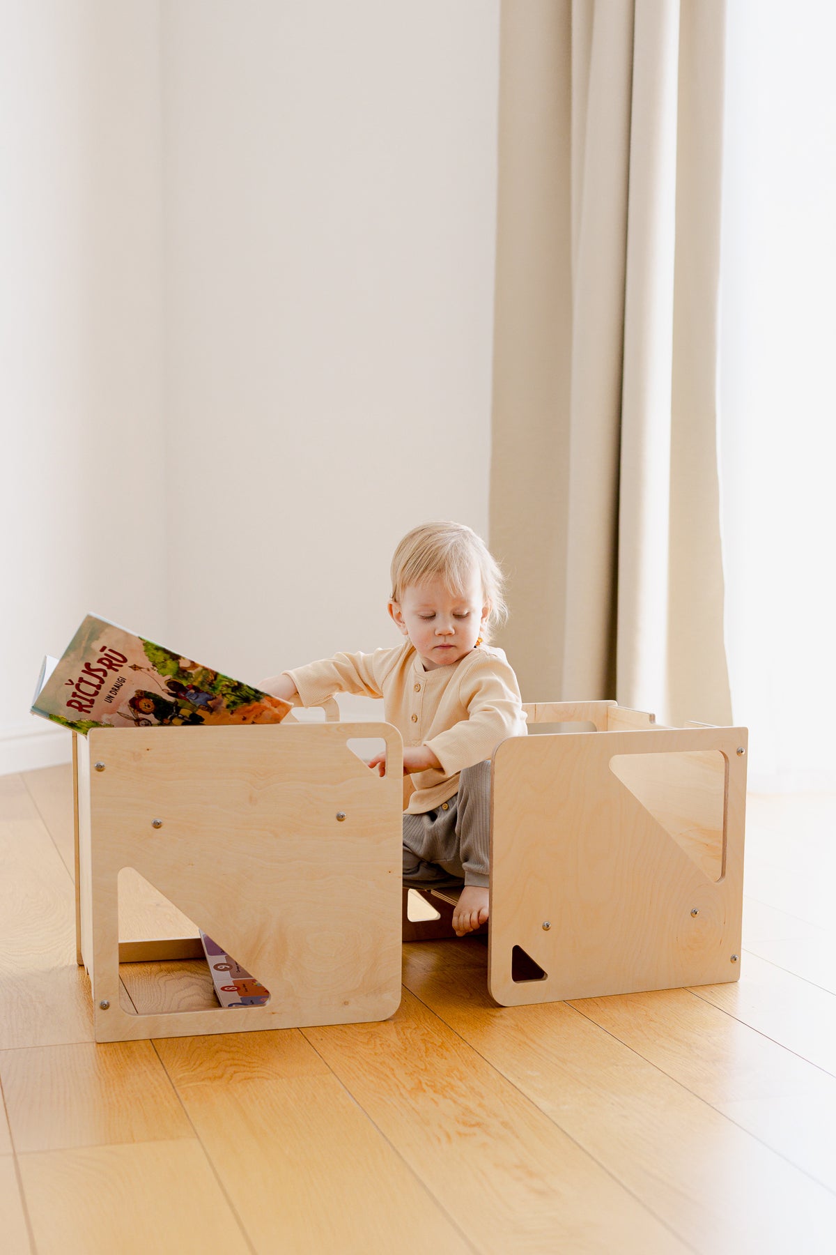 Barn notar 2in1 Cube sett sem borð og stól