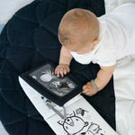 Ungbarn leikur með Tummy Time Gallery með spegli og svart-hvítum myndum.